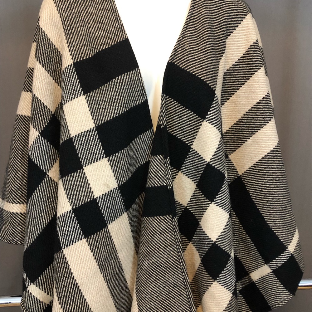 Burberry,wool, cape in black and white check.